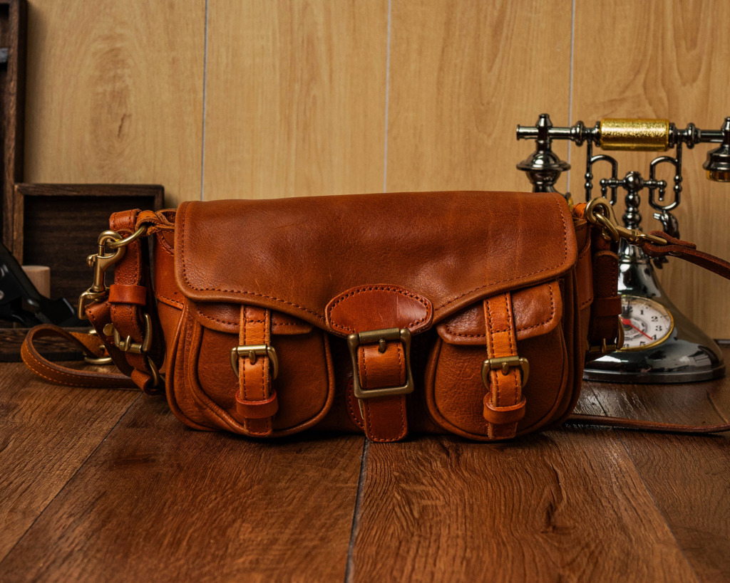 ARROW SLING BAG - Nâu da bò